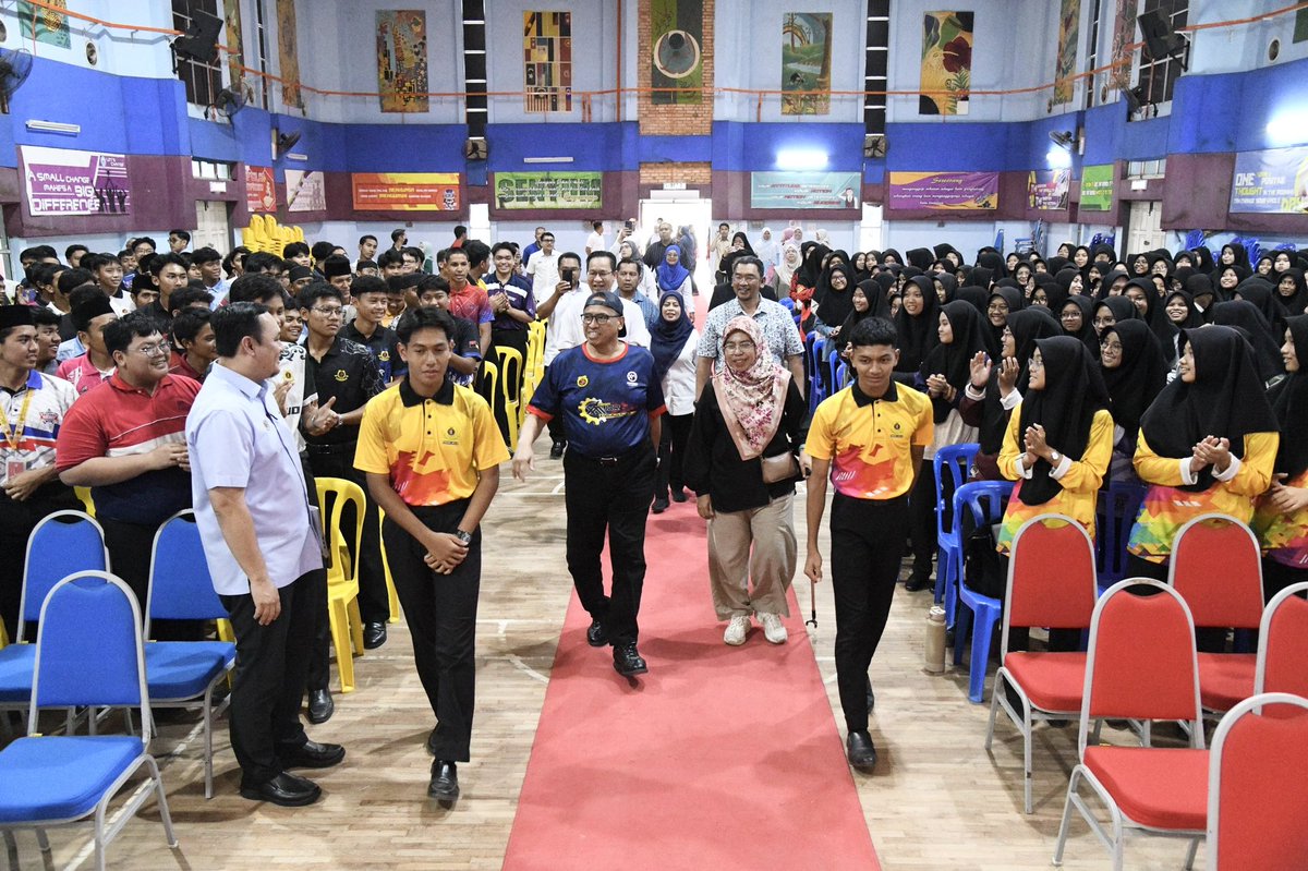 Sebaik tamat program pagi tadi, saya terus ke taman ilmu dan budi tempat saya menimba pengetahuan puluhan tahun dahulu, iaitu MRSM Muar, Bakri, Johor.
📍 vt.tiktok.com/ZSHpyEc4VB9Rc-…