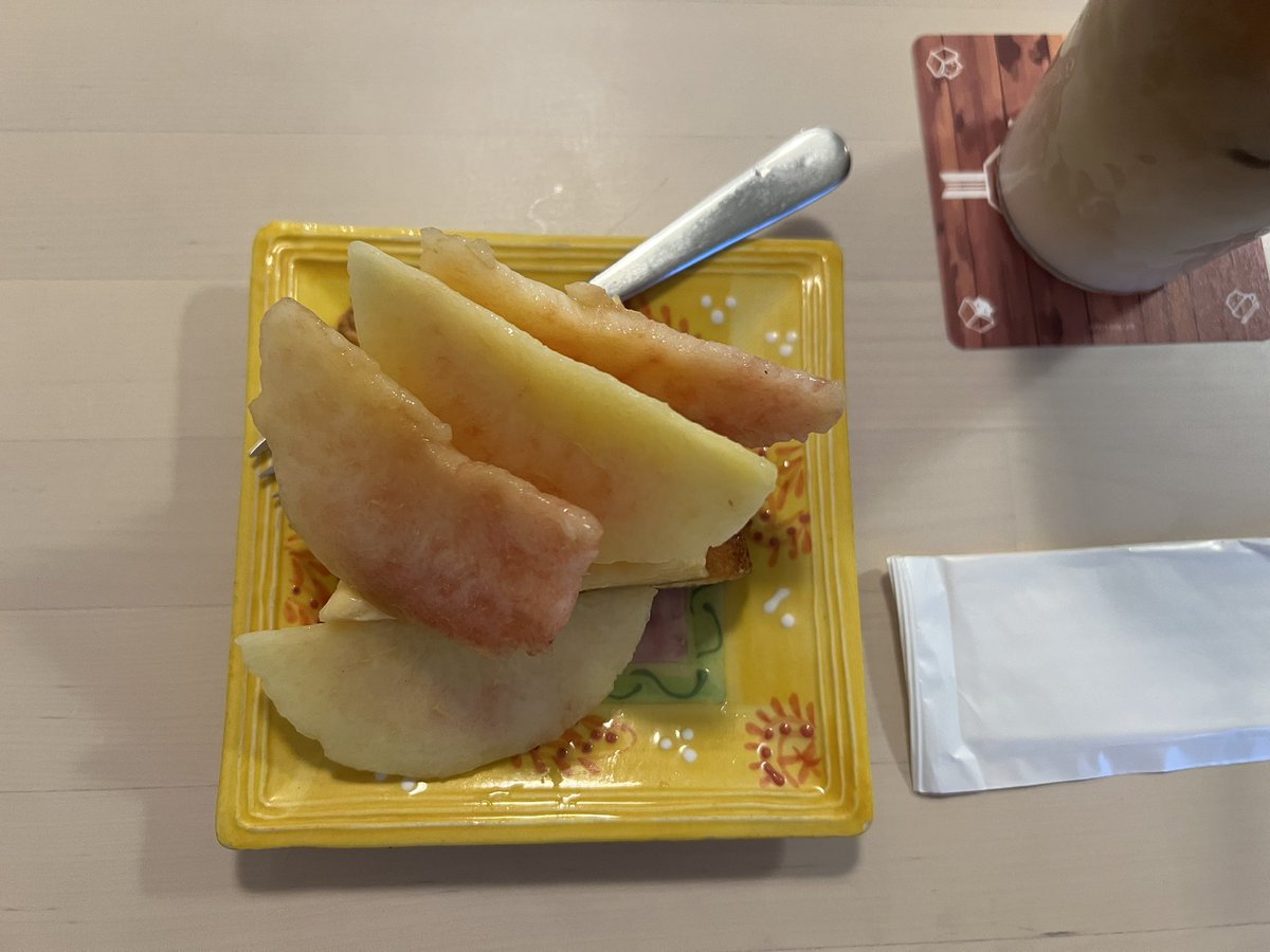 ebbichi's tweet image. 心斎橋で教室終わりに@tidy_cafe さん。桃どーーんなタルト、シンプル一本勝負で大変美味しくいただきました。