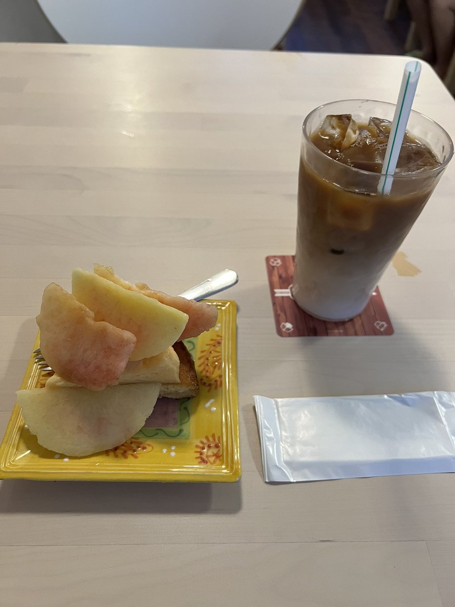 ebbichi's tweet image. 心斎橋で教室終わりに@tidy_cafe さん。桃どーーんなタルト、シンプル一本勝負で大変美味しくいただきました。