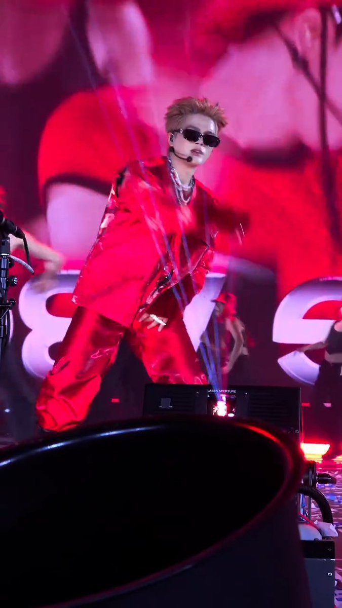 nabg_epoicph's tweet photo. RHYDER – I'm Thinking About You 
Ảnh được chụp từ clip của trt.binhh (Threads)
RHYDER On Fire In Las Vegas 
#RHYDERxAnhTraiSayHiConcertLasVegas 
#RHYDERinLasVegas https://t.co/FmapcIFXlE