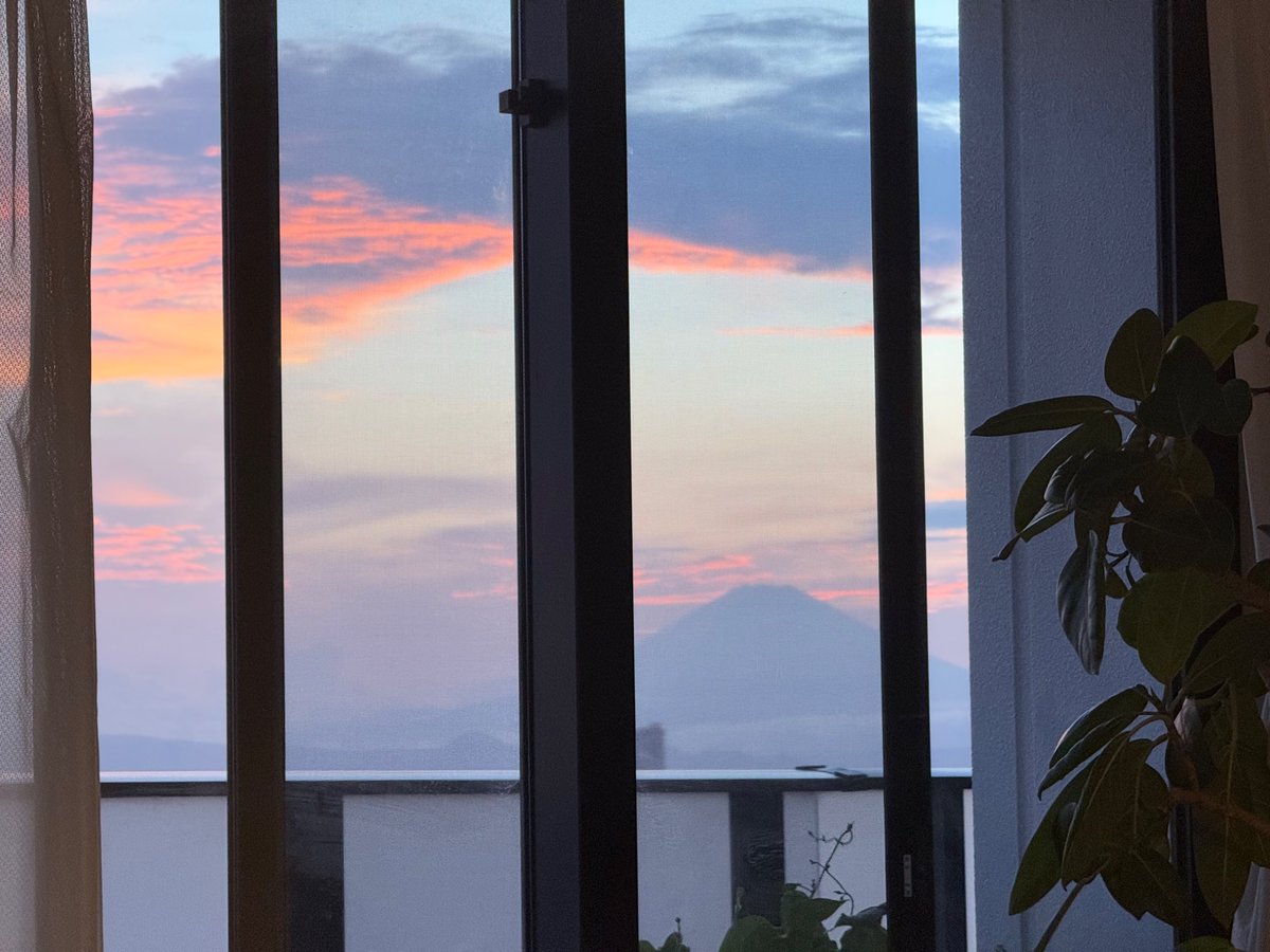 _smbrian's tweet image. Eating dinner with a beautiful sunset.