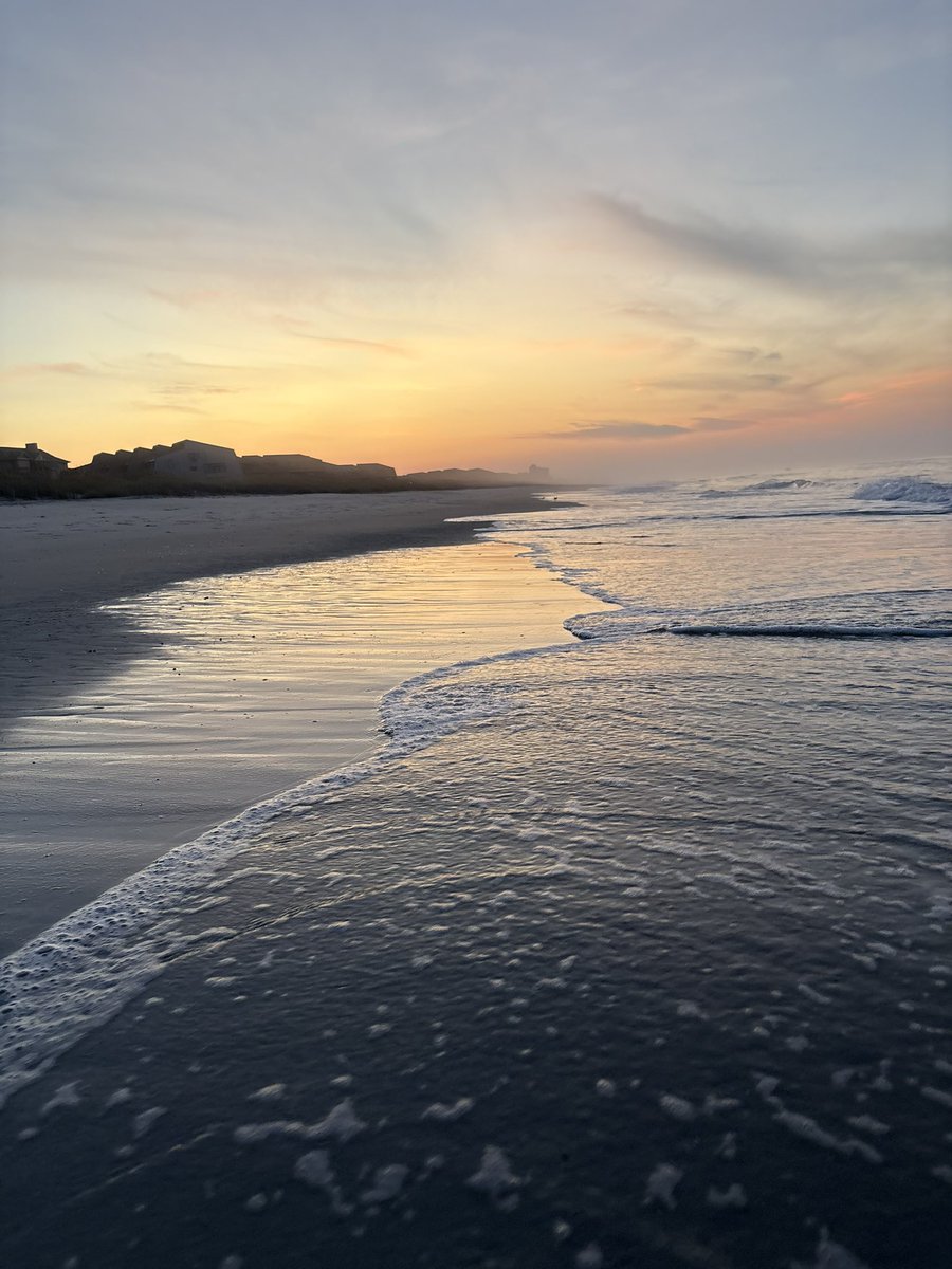 Bama26Point2's tweet image. Sunday morning sunrise in the Outer Banks of NC * Nothing brings me more peace ❤️#SOBX #Sunrise #javajunkie
