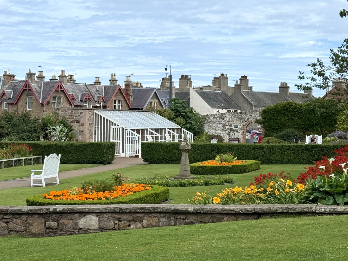 The Lodge Gardens in North Berwick. There are so many beautiful floral displays in this public park, including one to commemorate the 80th anniversaries of VE &amp; VJ Day. A delight for the senses! 💐😍

#NorthBerwick #Scotland #flowers #landscapephotography #GardeningX