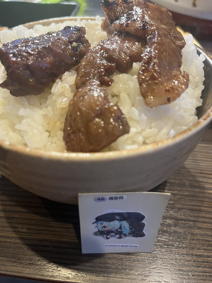 M0dern_Bekennen's tweet image. こ、こんなに美味しそうな焼き肉…せ、先生?どうしてそんな嬉しそうに…
はっ!まさかこれを理由にあんなことやこんなことを…!?
ううっ…どうせそうなるなら、石焼ビビンバとユッケジャンスープも注文させてくださいっ