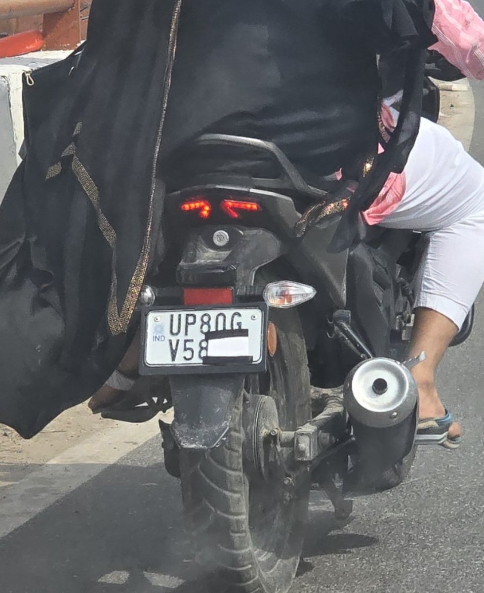 Shiv Chauhan (@shivsamacharpls) on Twitter photo आगरा,एक चालान से बचने के लिए क्या क्या उपाय करते है ,लेकिन सुरक्षा के लिहाज से हेलमेट नहीं पहन सकते हद है ,<a href="/agrapolice/">POLICE COMMISSIONERATE AGRA</a> <a href="/DCPCityAgra/">DCP CITY AGRA</a> <a href="/Agratraffic/">Agra Traffic Police</a> आगरा,एक चालान से बचने के लिए क्या क्या उपाय करते है ,लेकिन सुरक्षा के लिहाज से हेलमेट नहीं पहन सकते हद है ,<a href="/agrapolice/">POLICE COMMISSIONERATE AGRA</a> <a href="/DCPCityAgra/">DCP CITY AGRA</a> <a href="/Agratraffic/">Agra Traffic Police</a>