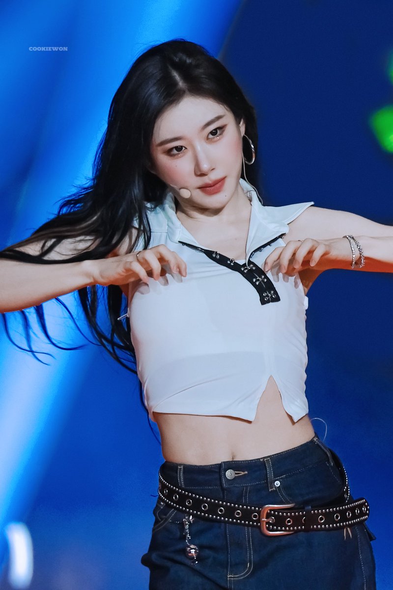 cookieeee0605's tweet photo. 20250726 SBS가요대전
빛나는 채령🦊
#ITZY #있지 #CHAERYEONG #채령 https://t.co/NruPWPdDxo