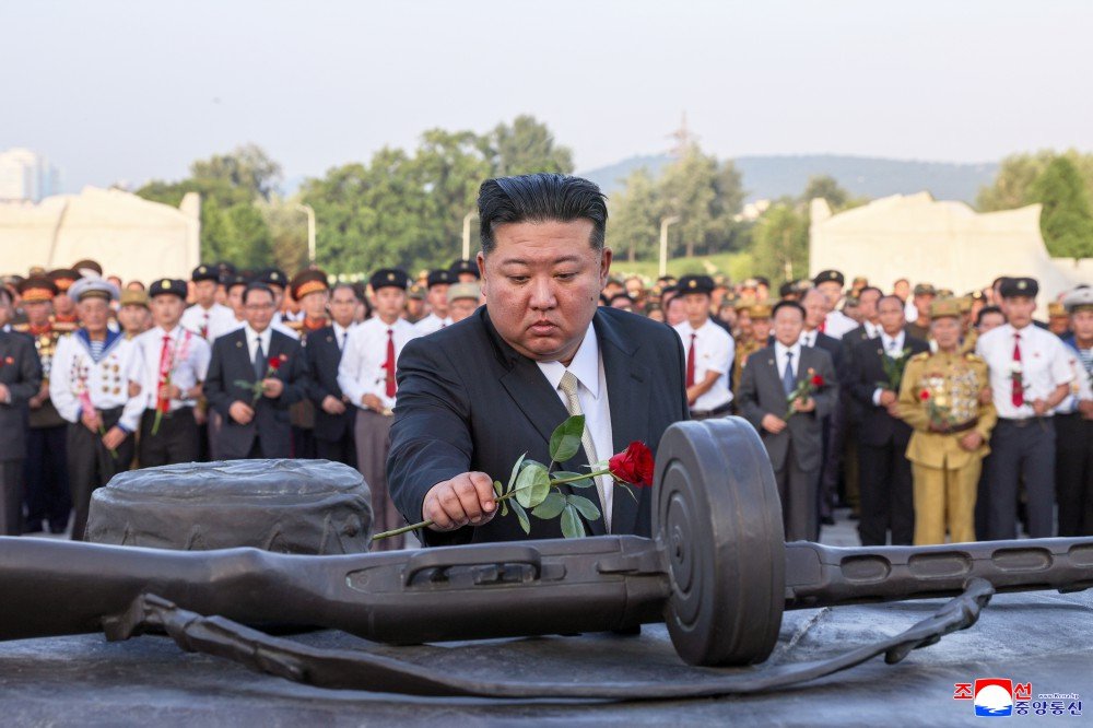 Fekerfanta's tweet image. 🇰🇵🌺 Kim Jong Un honra a los mártires de la Guerra de Liberación en el Día de la Victoria.