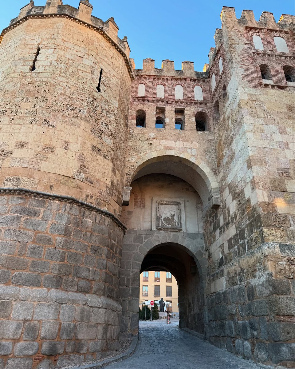 SpainInJapan's tweet image. 🏰⛅ 人々を魅了するために築かれた街。中世の城壁、ロマネスク様式の教会、王宮、160以上のローマ時代のアーチ、そして圧巻のゴシック大聖堂。
👉 spain.info/ja/mokuteki/se…
📸 @gracia_noro on IG
#スペイン #スペイン大使館観光部