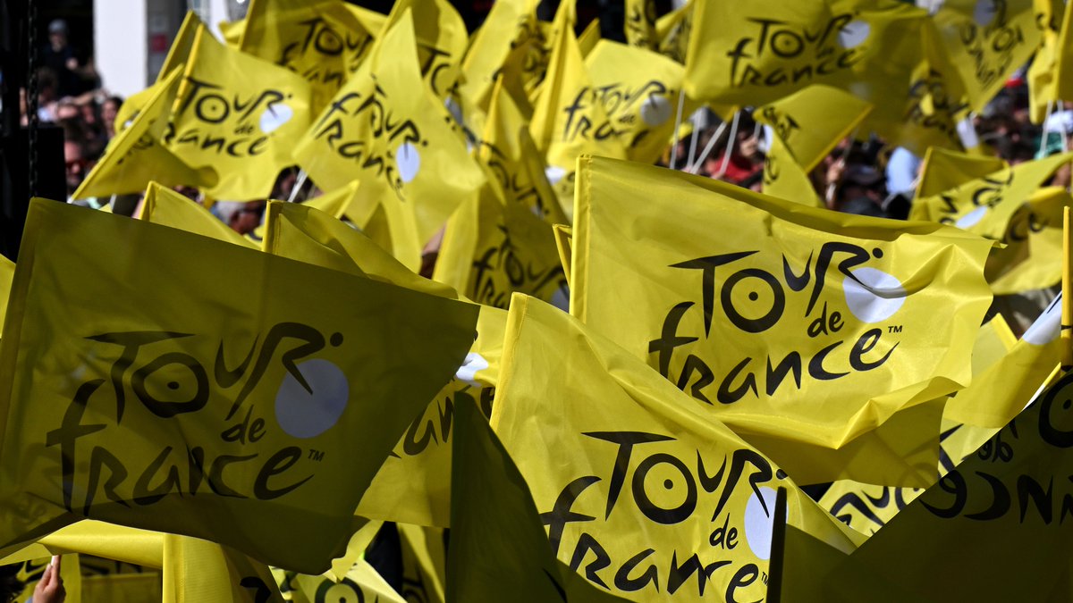 Avui mateix acaba el Tour de France 2025. Hi ha qui se'l mira amb passió, hi ha qui se'l mira per dormir. Els que gaudim la vexil·lologia el mirem per trobar banderes interessants. 

Doncs anem a fer un cop d'ull a les banderes que hem pogut veure. 🚴🇫🇷⚜️