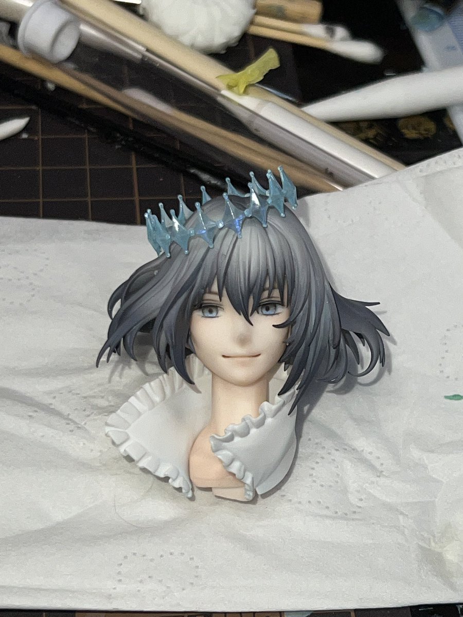 看到奥伯龙受到很多人关注喜欢我好开心，他几乎是我耗费最长时间做出来的模型。在翅膀的绘制上绞尽脑汁🥲 最后选择了基本上全部手绘的方式。部分翅膀选择薄刷了一层了很细的岩彩颗粒，后续再叠加上色来表现真实的翅膀质感。也来看看他背后的翅膀吧。
原型：<a href="/Jennife36907231/">银水晶的封印</a> 🥰🥰🥰