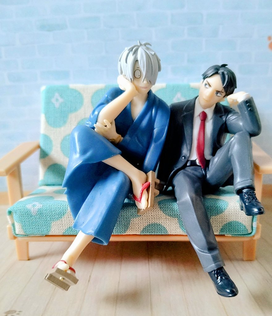 ichiniisan4's tweet image. セガくじフィギュア飾るのに丁度いい物ないか探したら前に布貼ってリメイクしたセリアのソファ出てきた💡なかなかイイ感じ♪