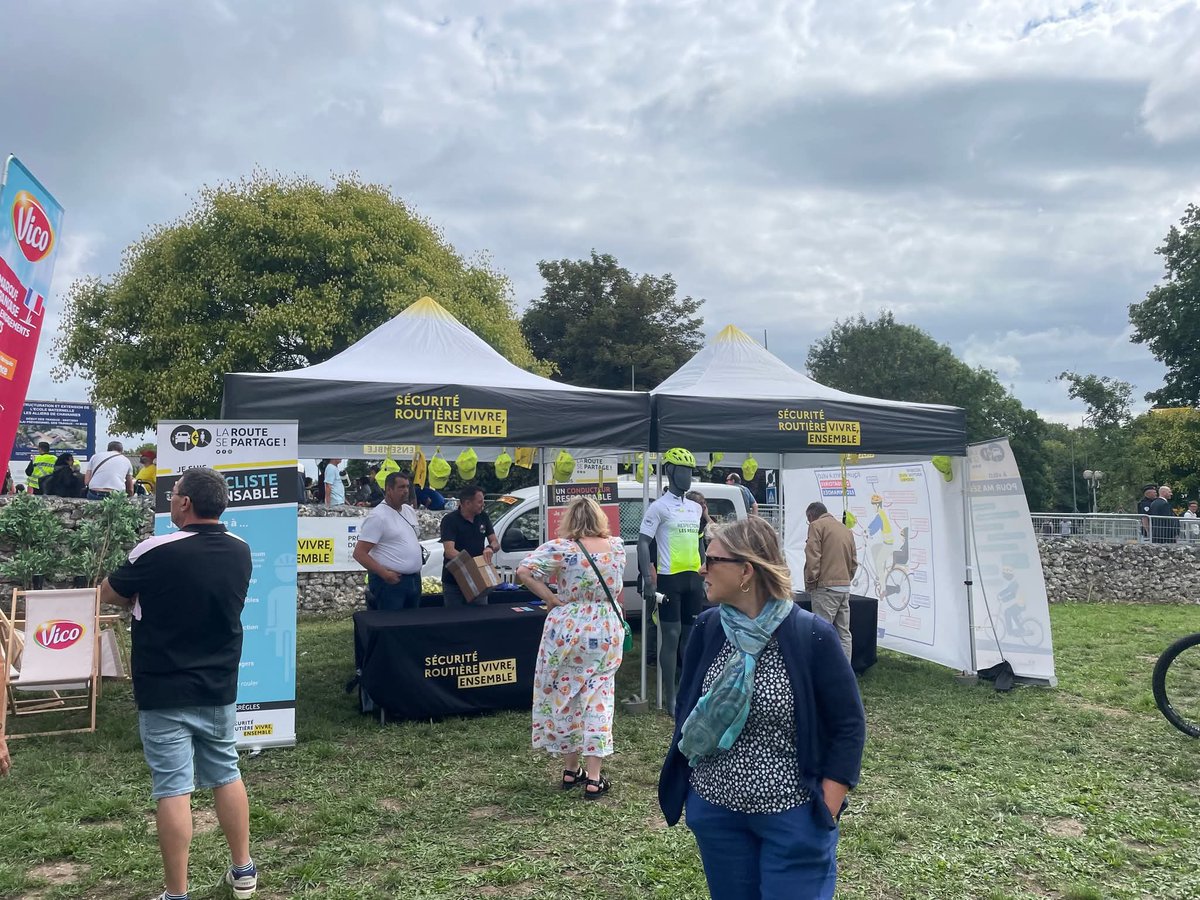 Fin du <a href="/LeTour/">Tour de France™</a> 2025. Une belle course avec aussi 32 stands <a href="/RoutePlusSure/">Sécurité routière</a> lors des 21 étapes. 
Le dernier ce matin à Mantes la jolie avec la coordination <a href="/Prefet78/">Préfet des Yvelines 🇫🇷</a>. Jusqu’au départ des champions vous pouvez vous informer et gagner le fameux maillot LRSP.