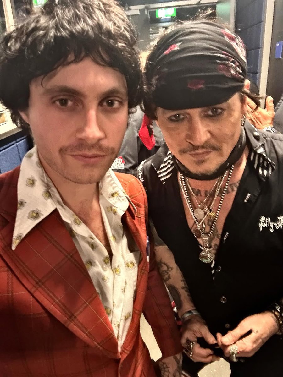 JerrieDepp's tweet image. Backstage legends and good vibes! 🤘🏼

Amyxdarlingx (IG) , Psychedelic_pumpkin_ (IG) , God Dad (#JohnnyDepp) &amp;amp; Uncle @alicecooper hanging out after lighting up The O2 Arena stage  smiles, rock spirit, and unforgettable memories. 🖤🎸 

(Repost from psychedelic_pumpkin_’s IG)