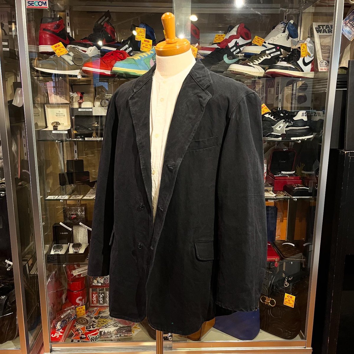 geejeeMORIOKA's tweet image. COMOLIから25SSブラックドリルジャケットが入荷!!!
ボックスシルエットで、肉厚ながら柔らかくざっくりとした風合いが特徴の生地を使用。洗い上げをして色落ち感を演出しているジャケットです。
着用ていくことで柔らかさも増し、少しずつ色落ちして変化を楽しめるのも魅力です✨

#COMOLI
#コモリ