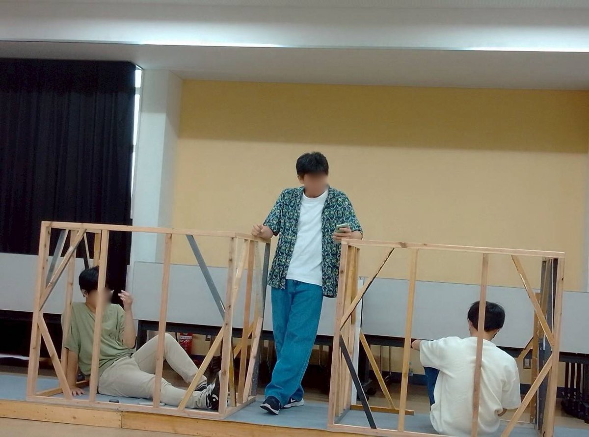 建て込みが無事終了いたしました！
2日間のオフショットを公開いたします🌙
夏公演まであと約１か月、夏の暑さに負けず団員一同励んでまいりますので応援よろしくお願いします!!🌟
#演劇サークルきたのかい
#きたのなつ_25