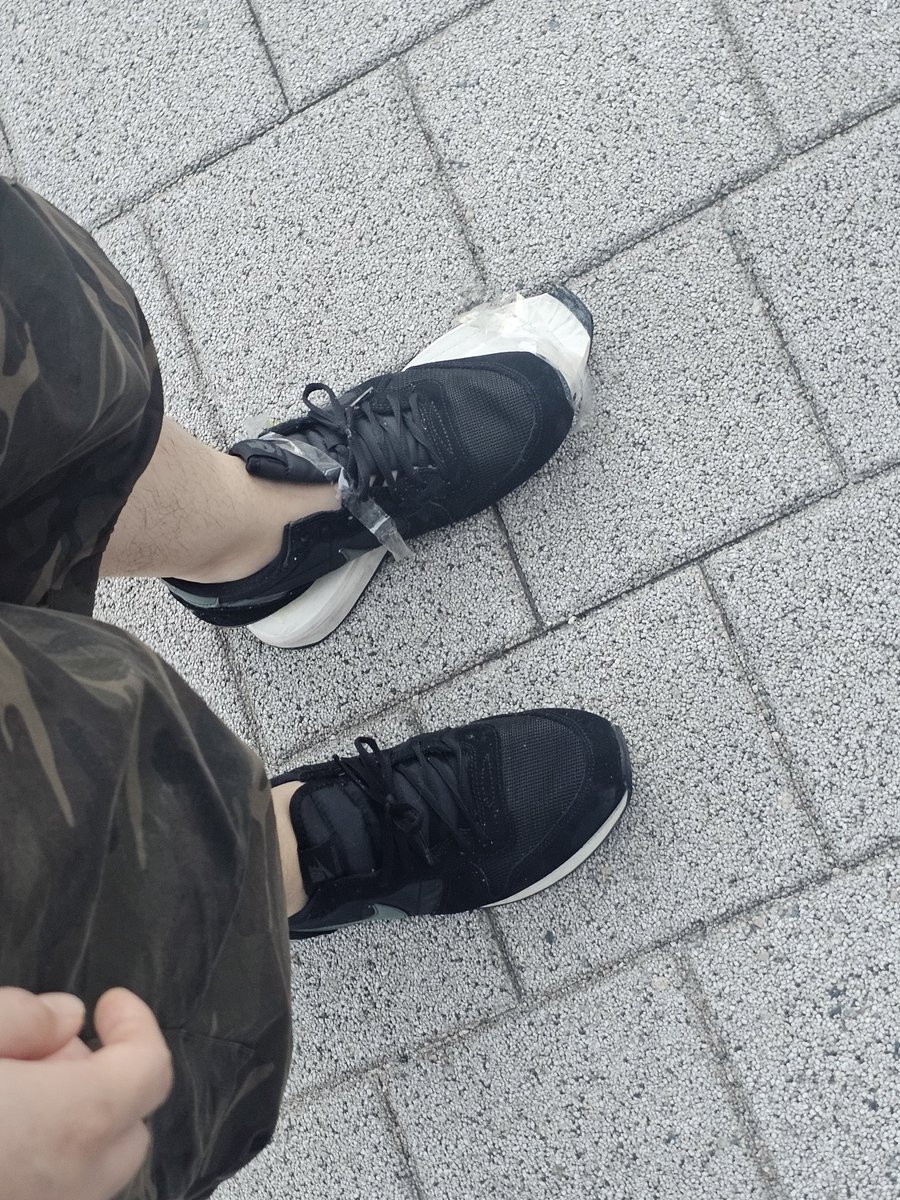 트친의 신발 밑창이 나가버렸다.