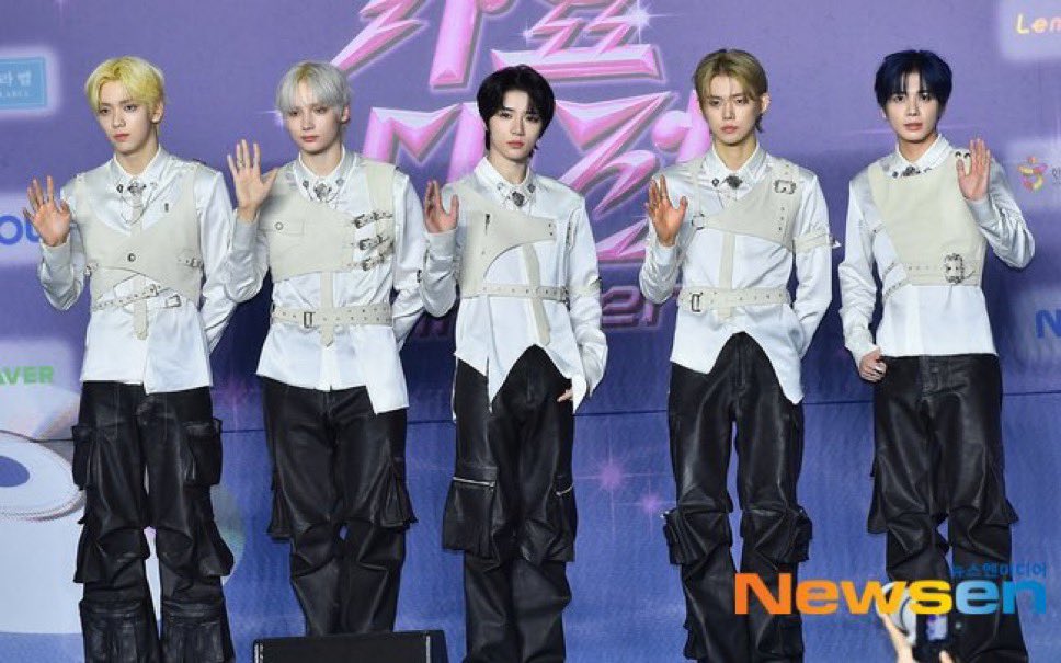Hybesource's tweet image. #ILLIT, #TXT and #ENHYPEN stun at the #SBS_Gayo_Daejeon 2025