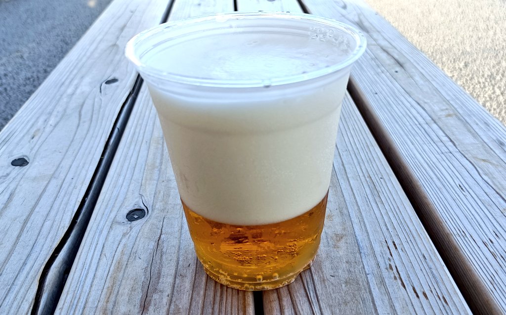 msc_ss's tweet image. チェコ館コンサートのあとは外の売店でチェコビール
ピルスナーウルクルで注ぎ方はミルコ