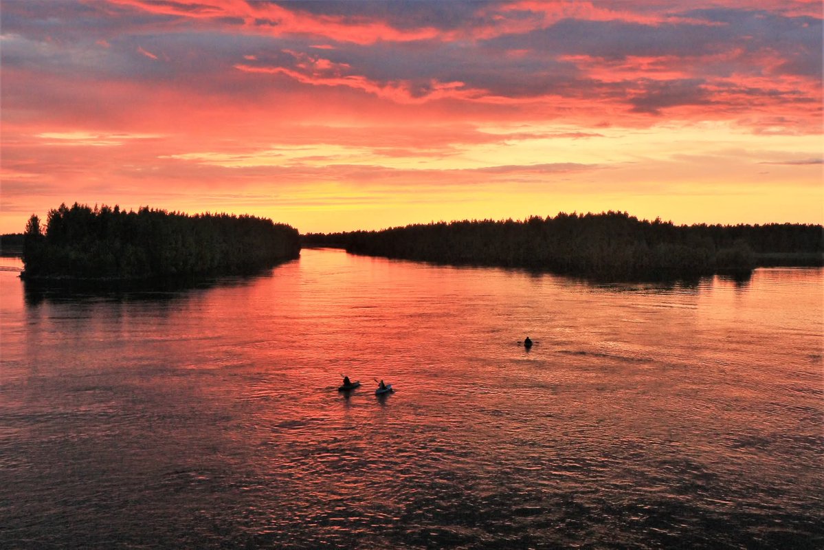 PHatunen's tweet image. Hyvää sunnuntaita. Kuvassa melojia Oulujoella auringon laskettua 27.7.2023.
Have a fine Sunday and evening.