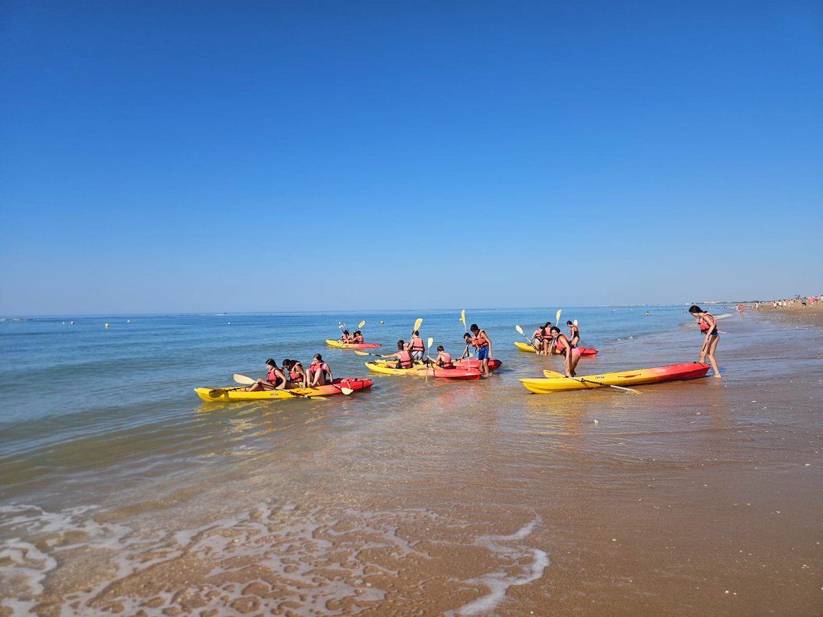 Grupo de #CampaCartaya2 en plena actividad náutica en Ia playa 🏖 de Islantilla. En esta 2da. sesión hacemos kayak 🚣‍♂️🚣‍♀️ y windsurf, y no se nos da nada mal 🤗 <a href="/deportesdipusal/">DeporteDipuSalamanca</a>