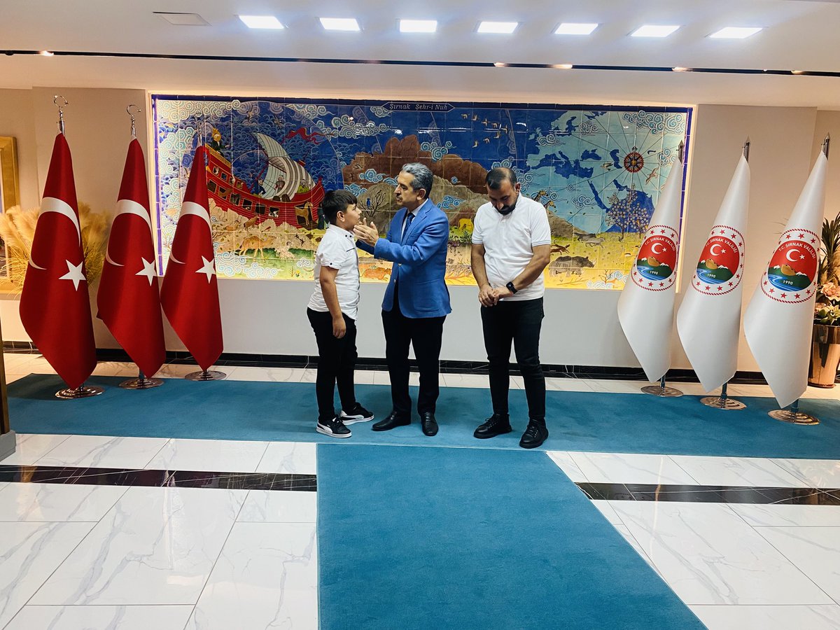 BAYRAMZDEMR11's tweet photo. 📍Şırnak Valiliği 

Bugün #Şırnak Valimiz Saygıdeğer @BirolEkici73 ‘yi Makamında Ziyarette Bulunduk Sayın Valimize,İlgi Alakası İçin Teşekkür Eder Hürmetlerimi Sunarım!..
@SirnakValiligi https://t.co/kMOqQfgAXU