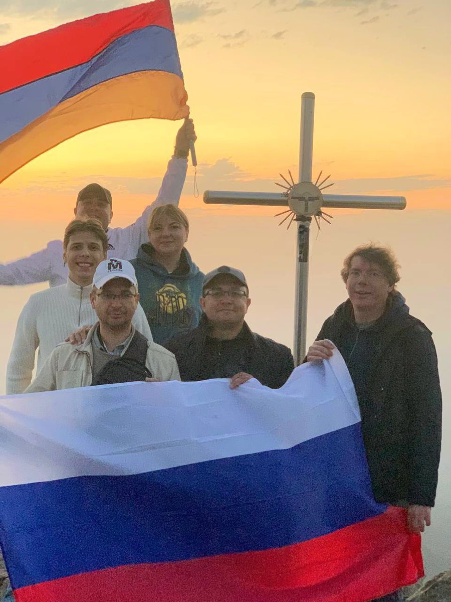rusembassyARM's tweet image. Российские дипломаты вместе с соотечественными активистами поднялись на Хуступ – самую высокую точку хребта Хуступ-Катара, расположенного в Сюникской области на юге Армении. Участники восхождения развернули на вершине высотой 3206 метров флаги России и Армении.
