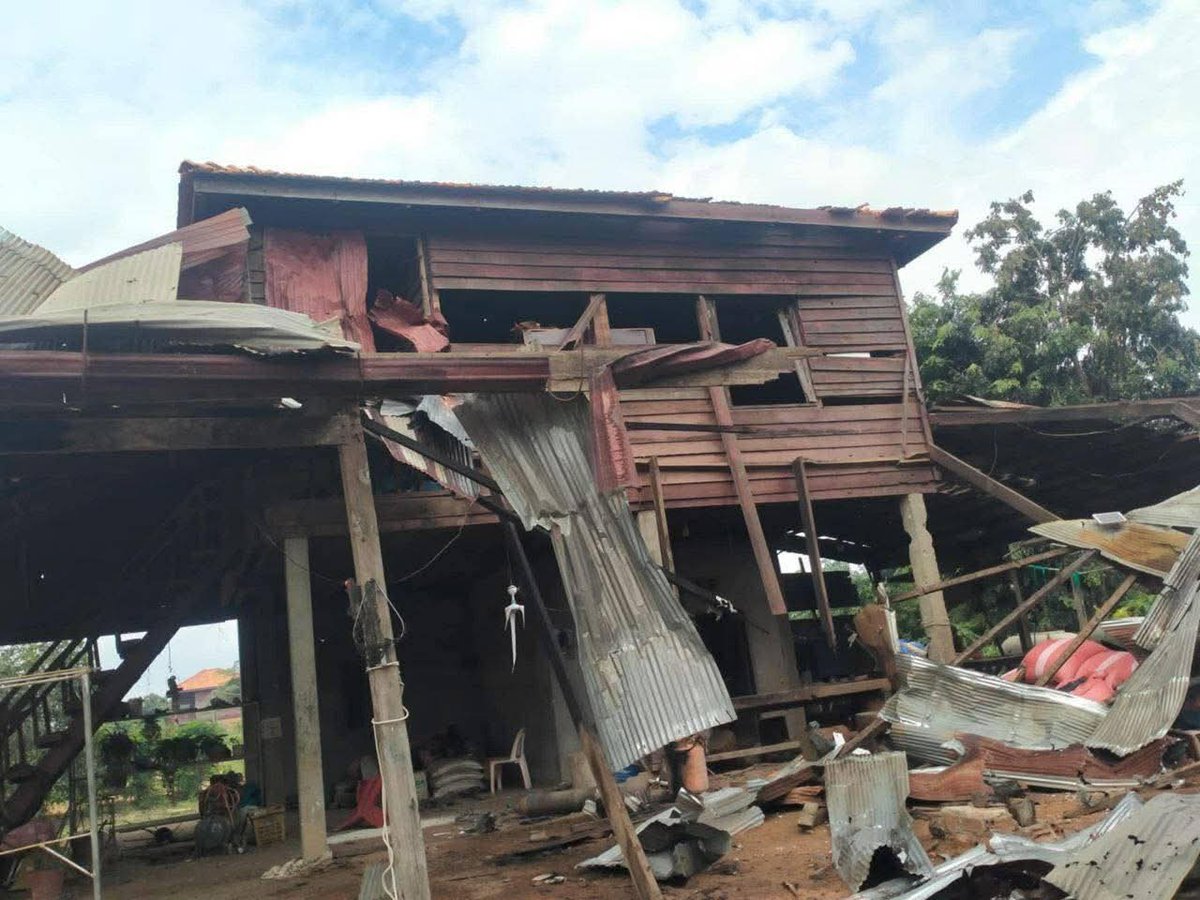 veatsobon's tweet photo. The world needs to know!
The Thai invaders have become increasingly aggressive, continuing to attack Cambodian civilian areas by dropping bombs and shelling, burning homes in Sangkat Samrong and Samrong City, Oddar Meanchey province and damaging houses in Banteay Ampil District. https://t.co/6HsMzy0OMO