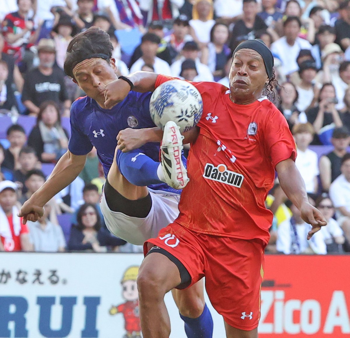 Sponichi_Photo's tweet image. #ZicoAllStarGameForPeace #ジーコオールスターゲーム #広島80年 #サッカーでつなぐ平和   #アルシンド 氏    #宮本恒靖 氏　  ＃ロナウジーニョ 氏 （撮影・西海健太郎）