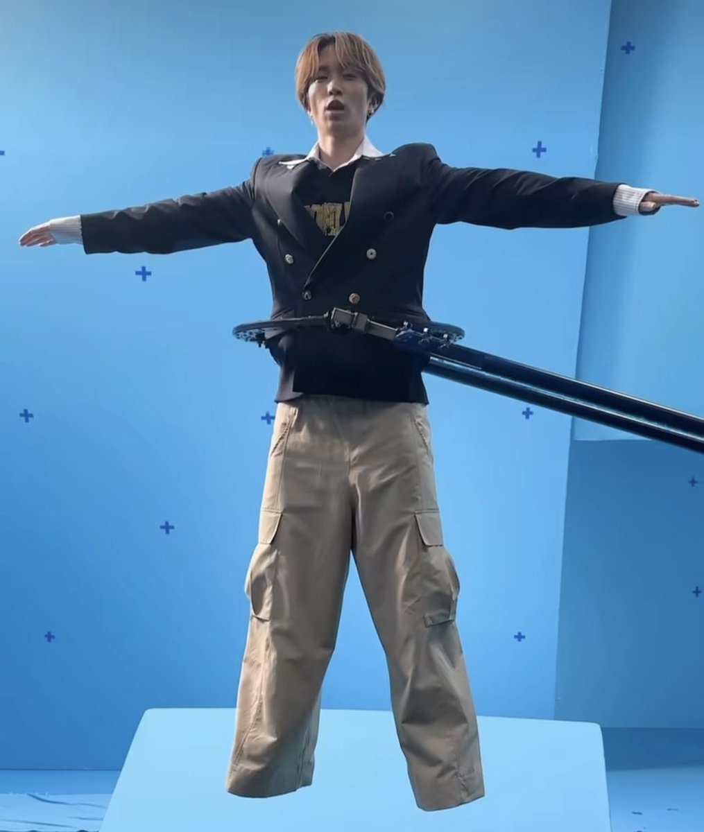 love_Azure's tweet image. 好抽象啊…田中树的鞋子👟呢？
太空小狗遨游银河系列🌌
