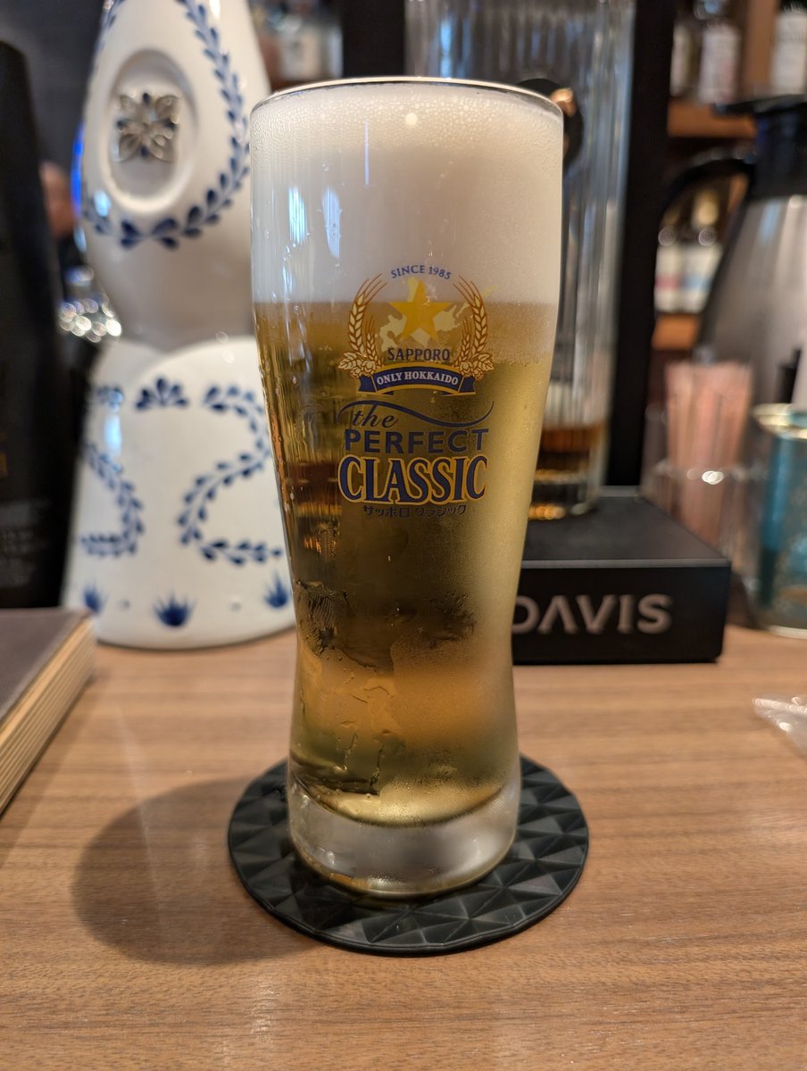 tktazchan2's tweet image. 台風の影響じゃあ仕方無い…
便情報 7月27日(日) 19:01現在(日本時間)
--------------------
7月27日(日) JAL522便
札幌/新千歳 → 東京/羽田
定刻 18:05発 - 19:45着
出発予定時刻 19:30 (遅延時間 1時間25分)
搭乗口 16
そのお陰であずちゃんとこのBARジアス ルーク&タリーでゆっくり出来て…