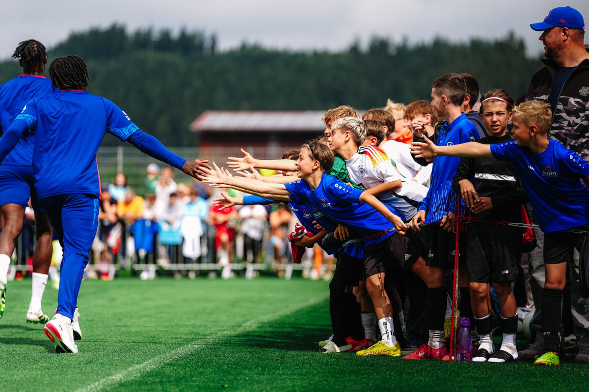 RBLeipzig_EN's tweet image. A high five from their heroes 🫸🫷