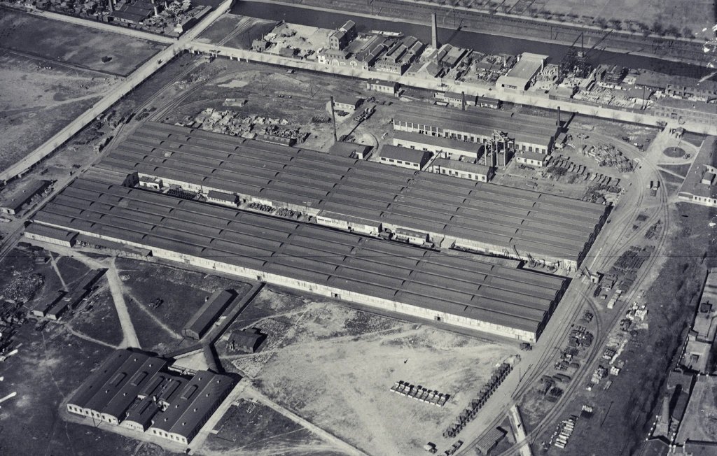 AndrewRawson11's tweet image. Large calibre shells were made in National Projectile Factories. They were also housed in purpose built factories and run by experienced armaments companies. They were equipped with specialist equipment, while the weight of the casings meant that they were mainly manned by men.