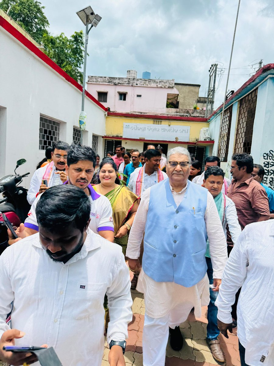 📍 ଓଡ଼ିଶା || ओडिशा || ODISHA 

आज भुवनेश्वर (ओडिशा) प्रवास के दौरान चन्द्रशेखर मंडल के वार्ड संख्या 7 के बूथ क्रमांक 67 पर सक्रिय भाजपा पदाधिकारियों एवं कर्मठ कार्यकर्ताओं के साथ बैठक कर संगठनात्मक विषयों पर संवाद किया।

संगठन की जड़ें तभी मज़बूत होती हैं जब बूथ स्तर पर