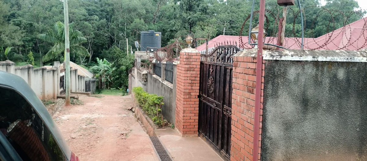 KMT_properties's tweet image. Rentals for sale in Gayaza near hormisdallen school at 175m ugx
3units each 2bedrooms 2bathrooms and each rented 500k seated on 12decimals with ready mailo land WhatsApp or call 0786396665
