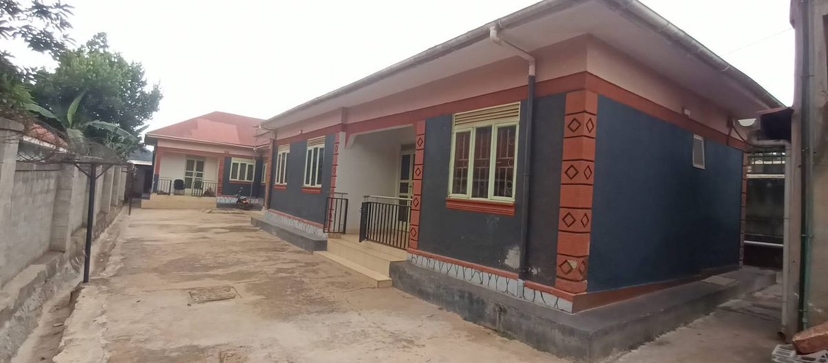 KMT_properties's tweet image. Rentals for sale in Gayaza near hormisdallen school at 175m ugx
3units each 2bedrooms 2bathrooms and each rented 500k seated on 12decimals with ready mailo land WhatsApp or call 0786396665