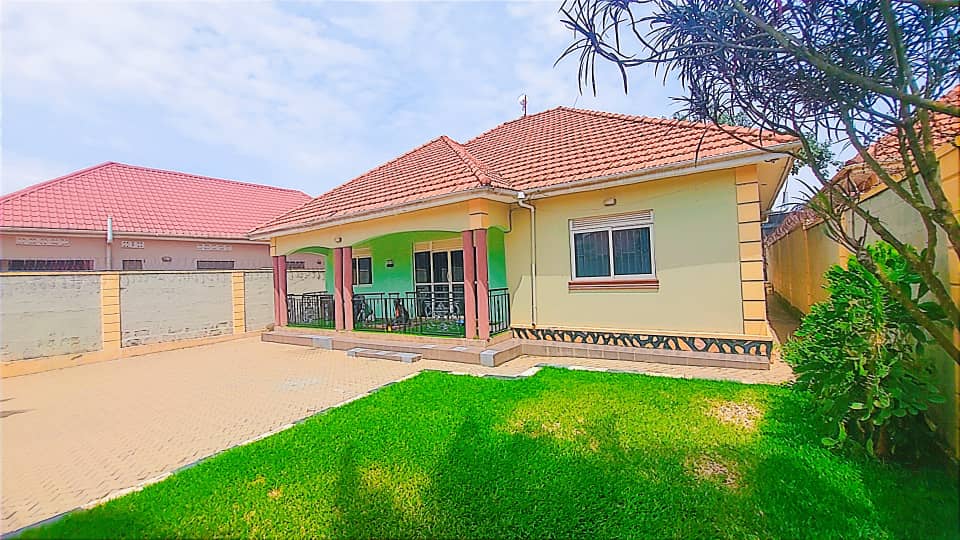 KMT_properties's tweet image. House for sale in Namugongo Mbarwa has 4 bedrooms 13 decimals selling 360m Whatsapp or call 0786396665