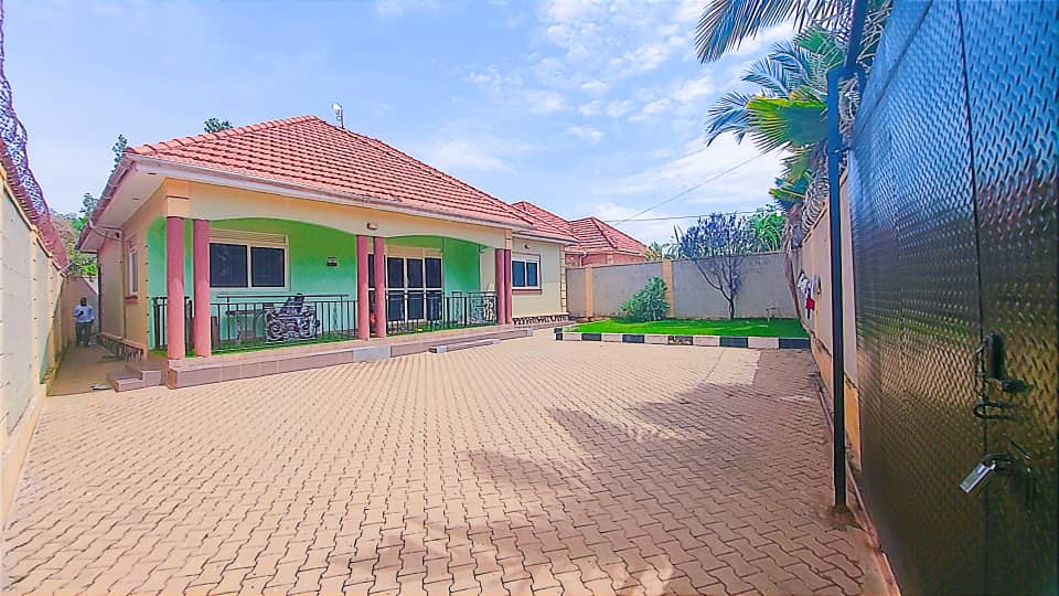 KMT_properties's tweet image. House for sale in Namugongo Mbarwa has 4 bedrooms 13 decimals selling 360m Whatsapp or call 0786396665