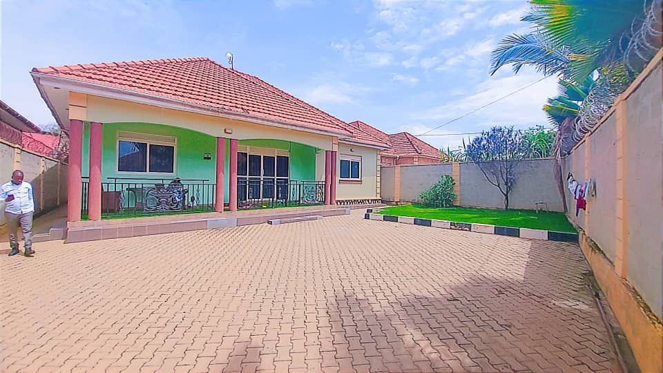 KMT_properties's tweet image. House for sale in Namugongo Mbarwa has 4 bedrooms 13 decimals selling 360m Whatsapp or call 0786396665