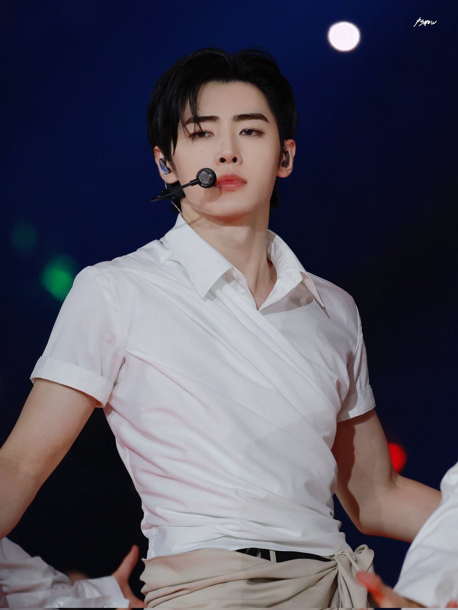 mychusun's tweet image. 무대 사진 보다 보니까 천악 댄브 느낌이 천사훈이 원래 천사였으나 타락한 떤을 구하러 지옥 온 것 같다는 말에 고개 존나 끄덕이게 됨
사진2가 천사떤 시절인데 타락하는 과정이 사진3이고 지옥에 있는 악마떤은 사진4인 것 같음