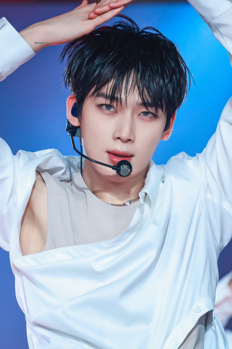 mychusun's tweet image. 무대 사진 보다 보니까 천악 댄브 느낌이 천사훈이 원래 천사였으나 타락한 떤을 구하러 지옥 온 것 같다는 말에 고개 존나 끄덕이게 됨
사진2가 천사떤 시절인데 타락하는 과정이 사진3이고 지옥에 있는 악마떤은 사진4인 것 같음