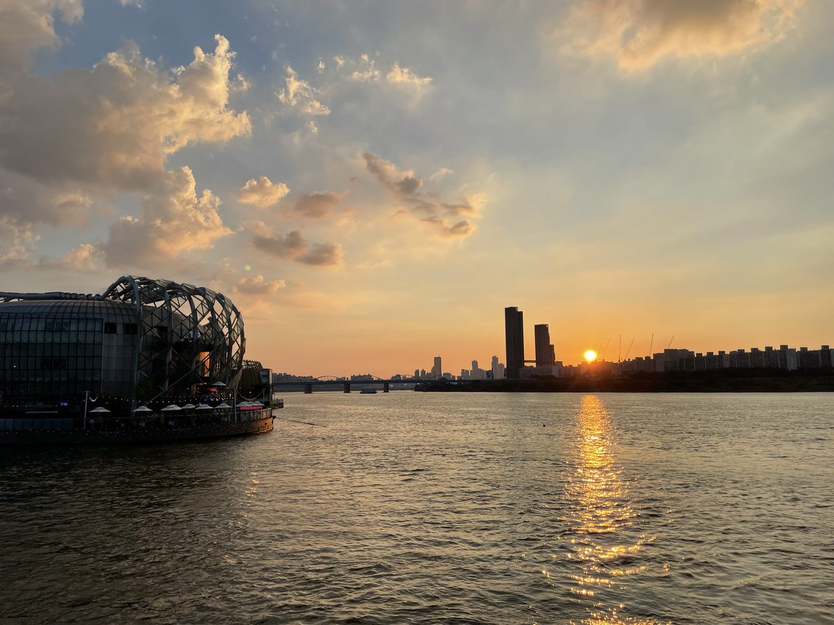 omatagi3's tweet image. 梨泰院クラスのロケ地でもある盤浦大橋の噴水ショー。イソがコインを投げて自分の運命を決めるあの橋です🪙

韓国なのに、USA。