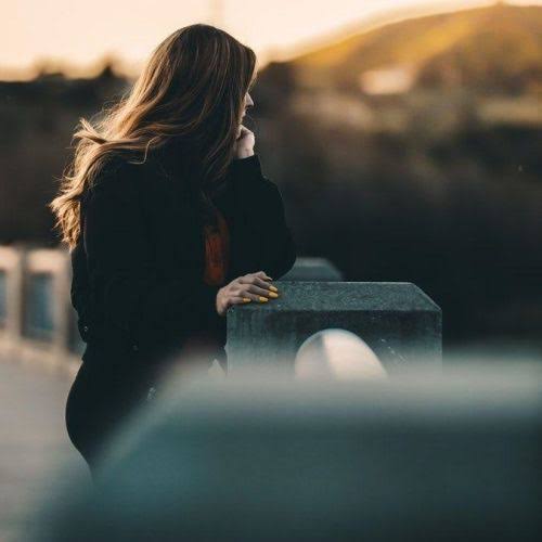چاہنے والے بچھڑ جائیں تو دکھ ہوتا ہے
سانس لیتے ہیں مگر دل نہیں جیتا ہوتا  

💔💔💔❤️‍🩹❤️‍🩹❤️‍🩹