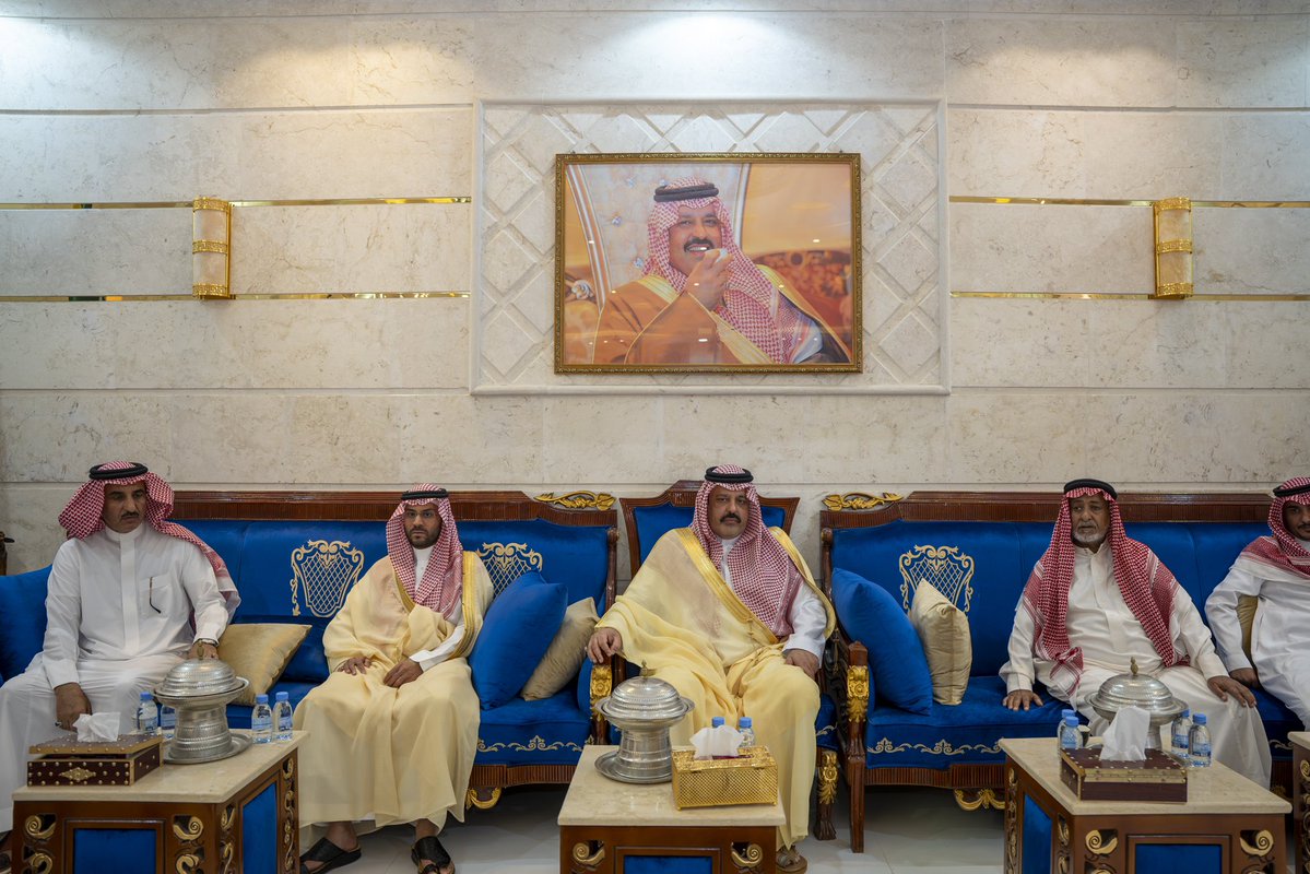 emara_hail's tweet image. سمو #أمير_منطقة_حائل وسمو #نائب_أمير_منطقة_حائل يعزيان أسرة "البراك" في وفاة فقيدهم نايف بن ناهس البراك "رحمه الله" وذلك خلال زيارة عزاء ومواساة لسموهما إلى منزل أخ الفقيد فهد بن ناهس سائلين الله أن يتغمد الفقيد بواسع رحمته وأن يسكنه فسيح جناته وأن يلهم الجميع الصبر والسلوان.