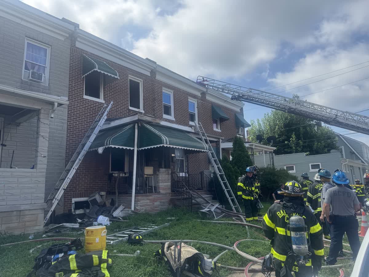doyle0213's tweet image. Firefighters from @BaltimoreFire and @AACoFD are fighting a house fire in South Baltimore.
@PhyliciaPorter_
(Brooklyn) House Fire - reported on @CitizenAppBALT go.citizen.com/GwRHKqmylVb
📷@jawsdcfd