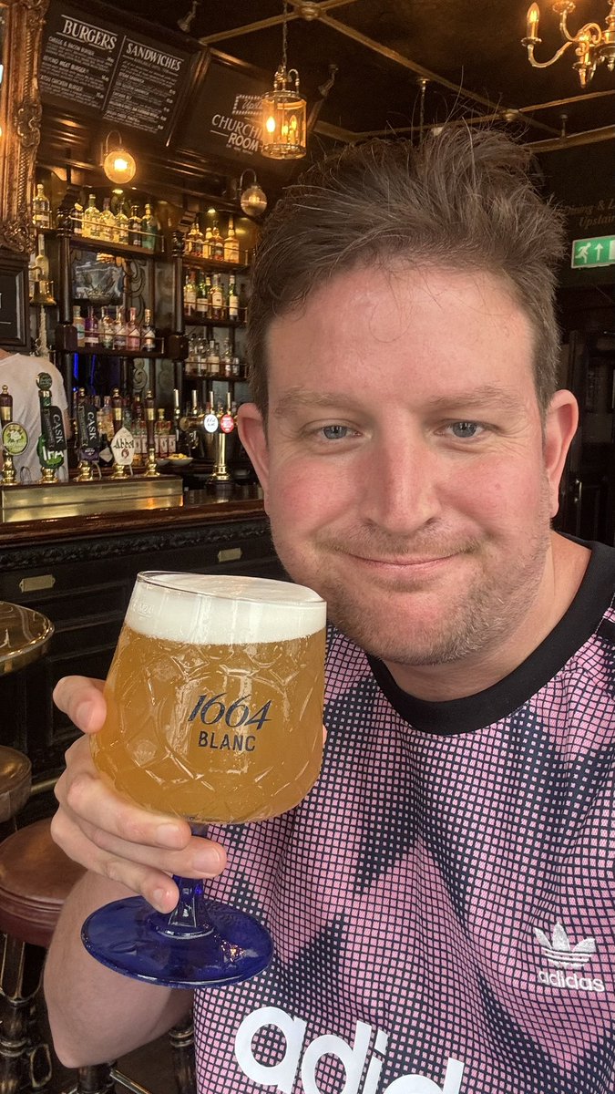 TheRealJamieKay's tweet image. Cheeers from London!