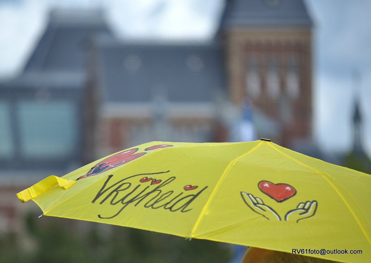 RV61FOTO's tweet photo. vrijheidsbehoud vereist weerbaarheid

#michelreijinga  #koffiedrinken #Museumplein

#Vrijheid

#NotOurWar
#Agenda2030
#DoNotComply
#houjerugrecht
#noCBDC
#steundeboeren
#coronamaatregelen
#disproportioneel
#oversterfte
#debeleidsverantwoordelijkenhiervoorstraksnietvergeten https://t.co/6PbHGi68h9