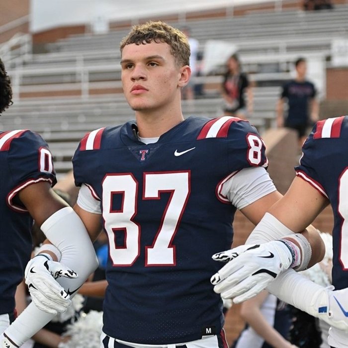 MBESportHQ's tweet image. Offensive Firepower 🚀
RB duo Meadows &amp;amp; Carter Young is 🔥, TE Will Mayes (6'6") is a matchup nightmare, and OL Phoenix Smith anchors the trench. Add sophomore WR Tade Bello (4.5 speed) &amp;amp; this offense is dangerous.
#txhsfb #FalconUp #RoadToState #TompkinsTakeover 🏈