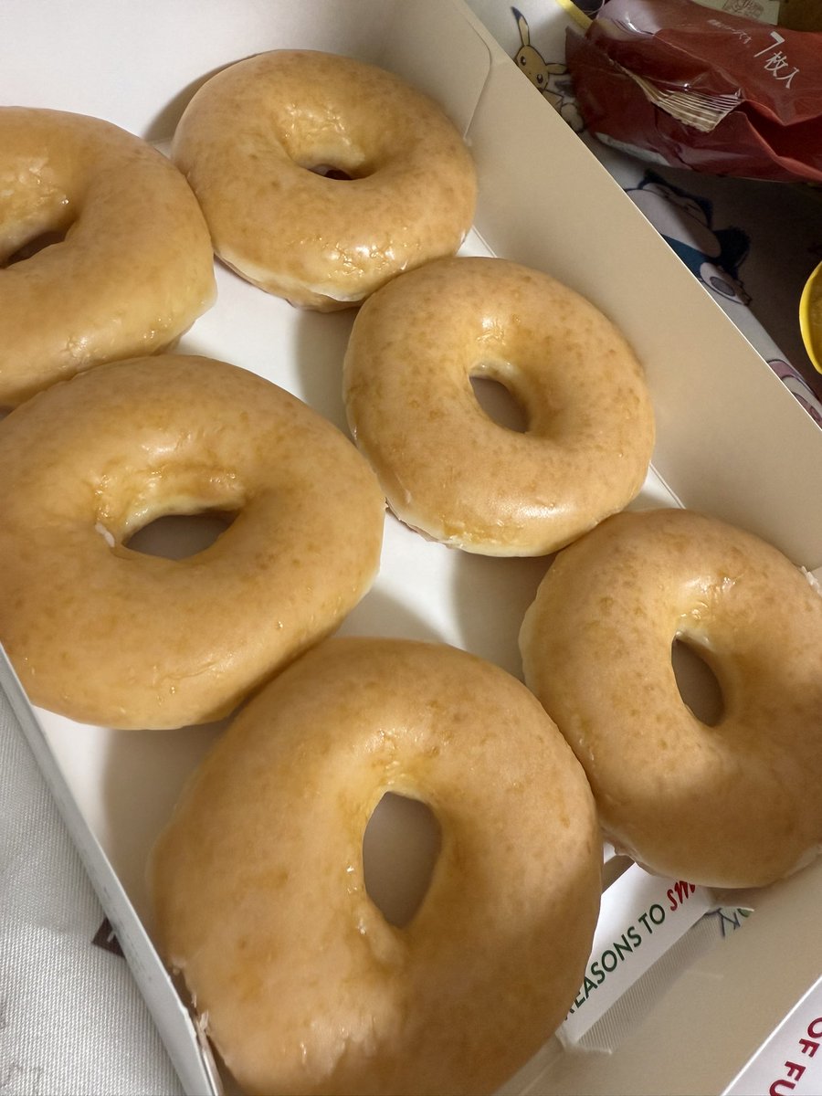 kensei_vlog's tweet image. こっからが俺の真骨頂だぜ。

クリスピークリームドーナツは重ねてつぶさず、1個ずつ味わって食べましょう！！