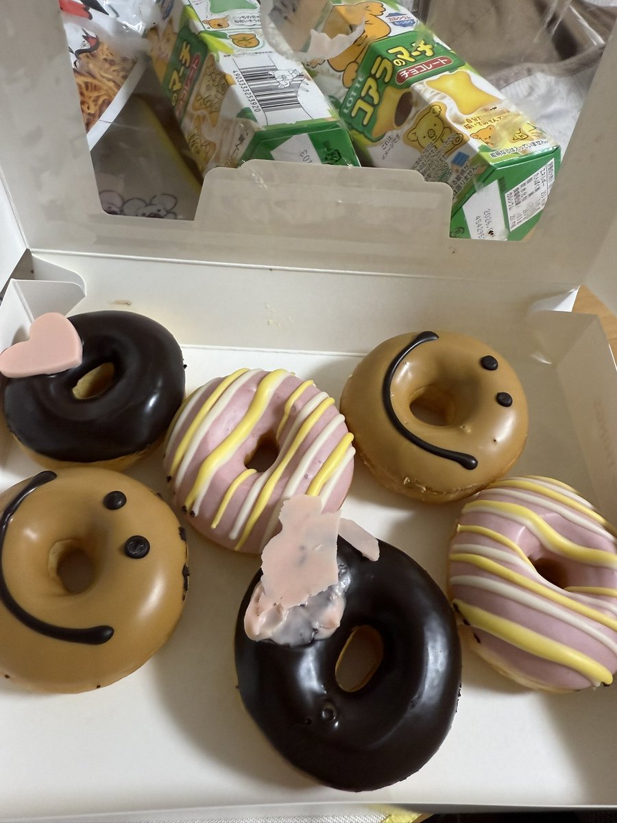 kensei_vlog's tweet image. こっからが俺の真骨頂だぜ。

クリスピークリームドーナツは重ねてつぶさず、1個ずつ味わって食べましょう！！