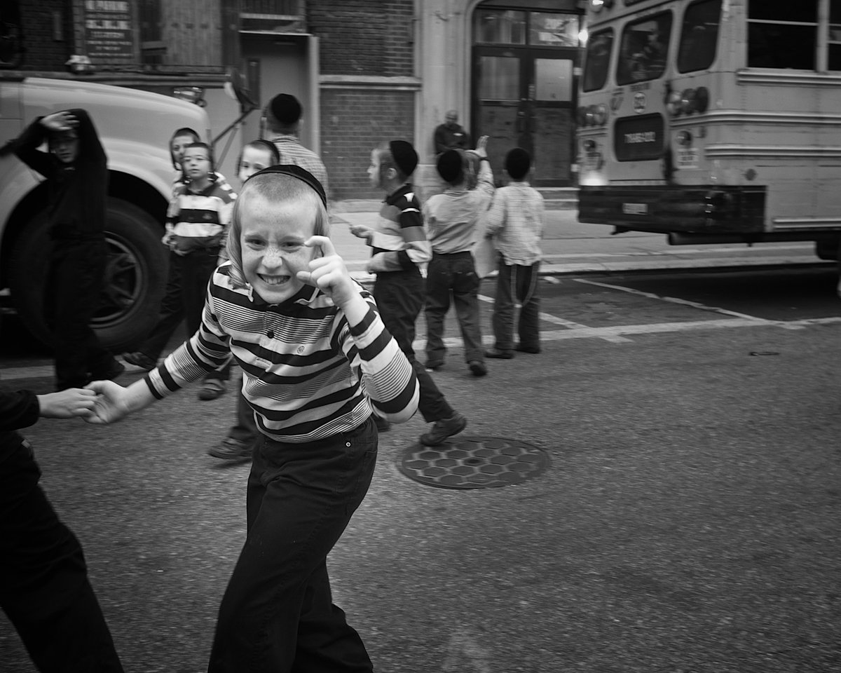 OmarZRobles's tweet image. GM
They say photography is dead. But I don’t think something dies just because it's no longer novel.
Photography is alive every time someone sees themselves in a stranger’s gesture. In the silence between people. In a shadow that feels like home.
These images aren’t just about…